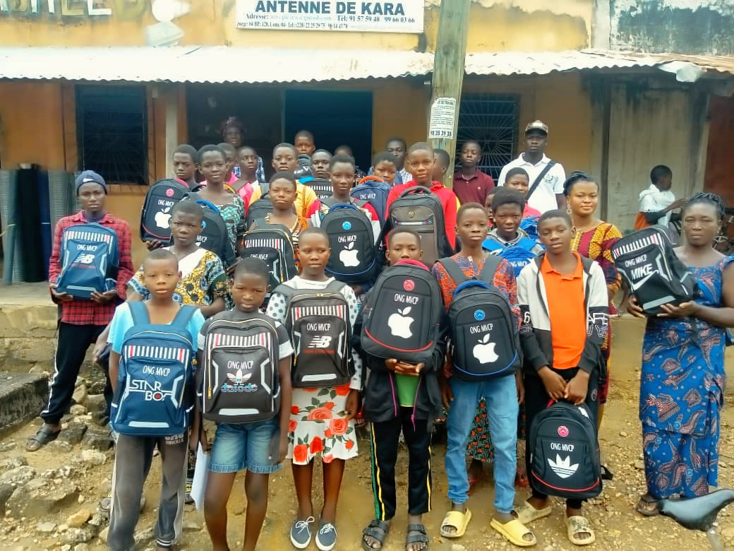 Photo d’ensemble à Kara MVCP TOGO Actualite Distribution de kit scolaire aux eleves parraines pour la rentree 2023 2024 Kara