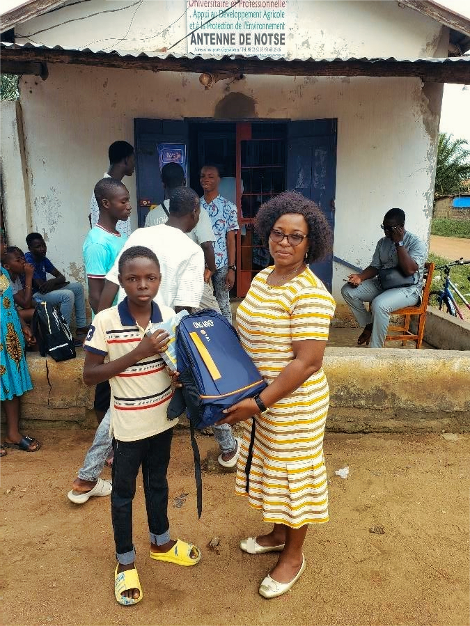 MVCP TOGO Actualite Distribution de kit scolaire aux eleves parraines pour la rentree 2023 2024 Parraine recevant son kit 4