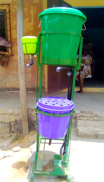 MVCP Activites Don de kit alimentaires aux parraines de Kara Dispositif de lavage de mains