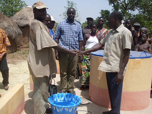 MVCP Autres realisation Remise des cles du puits par un agent MVCP au Chef du village de Hezoude