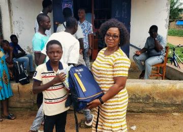 Distribution De Kit Scolaire Aux Eleves Parraines Pour La Rentree 2023 2024 Parraine Recevant Son Kit 1