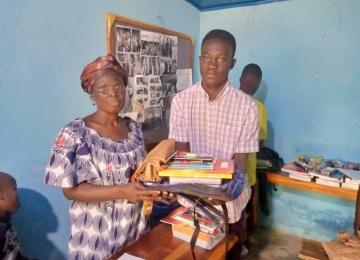 Distribution De Kit Scolaire Aux Eleves Parraines Pour La Rentree 2023 2024 Parraine Recevant Son Kit 2