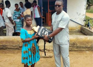 Distribution De Kit Scolaire Aux Eleves Parraines Pour La Rentree 2023 2024 Parraine Recevant Son Kit 3