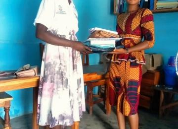 Distribution De Kit Scolaire Aux Elèves Parraines Pour La Rentree 2023 2024 Parraine Recevant Son Kit 6